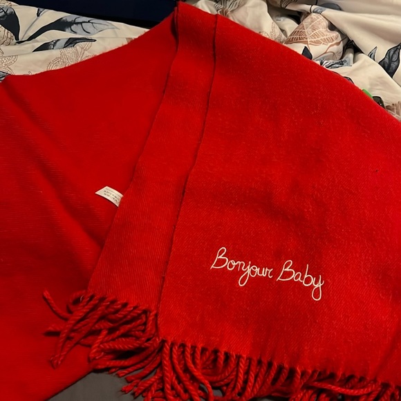 Red scarves - Picture 1 of 2